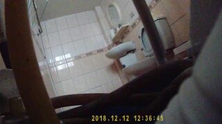 （塾シリーズ）制服と校章を身につけた若い女子生徒のグループ ipcam (7)
