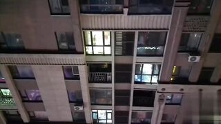 夜間にドローンを飛ばし、高層マンションの風景をこっそり撮影しました。すると、犬に餌をやりながらテレビを見ている裸のOLの姿が偶然映 ipcam