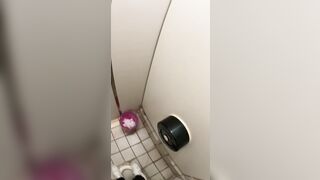 女子トイレに隠れて、放課後に生徒たちがおしっこをしている様子をこっそり撮影。多くの生徒はオマ○コを拭かないんです toilet (21)