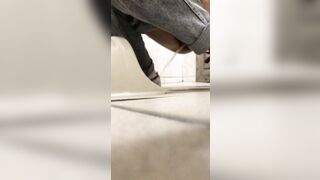 女子トイレに隠れて、放課後に生徒たちがおしっこをしている様子をこっそり撮影。多くの生徒はオマ○コを拭かないんです toilet (25)