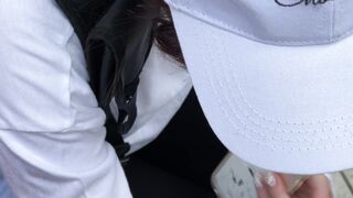 胸チラ 自転車パンクしちゃってる配達員を助けるフリして直射日光で晒された小さなチクビ捉えましたｗ voyeur jp